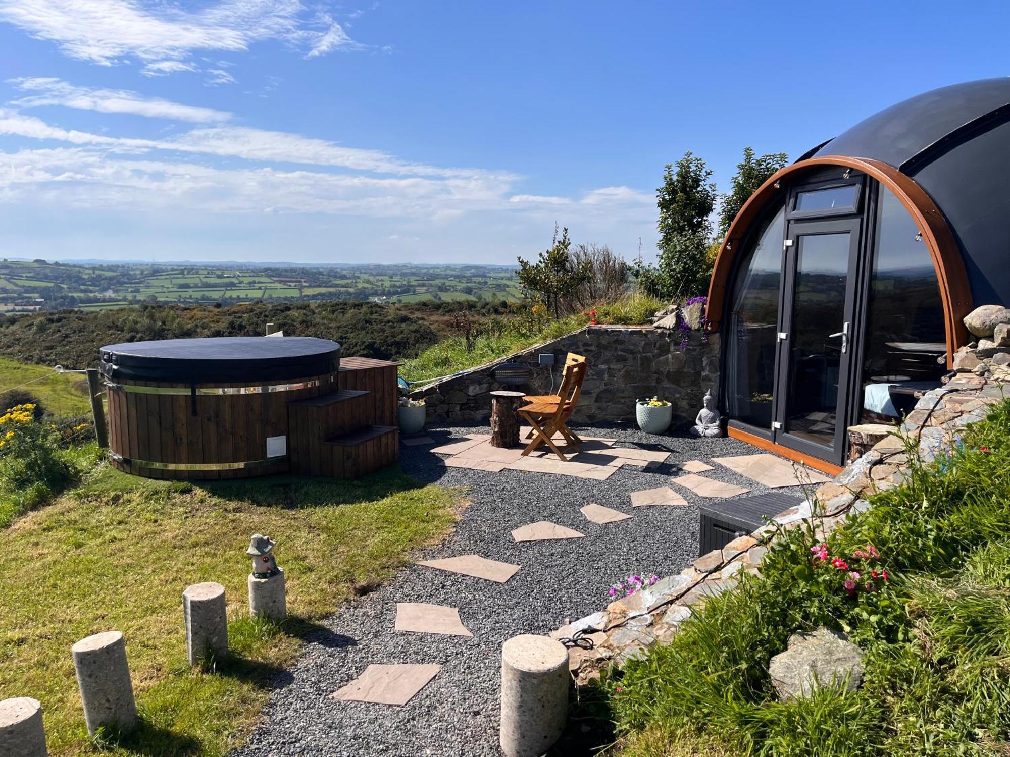 Hilltop Hideaway - Secluded Pod With Private Hot Tub 뉴리 외부 사진