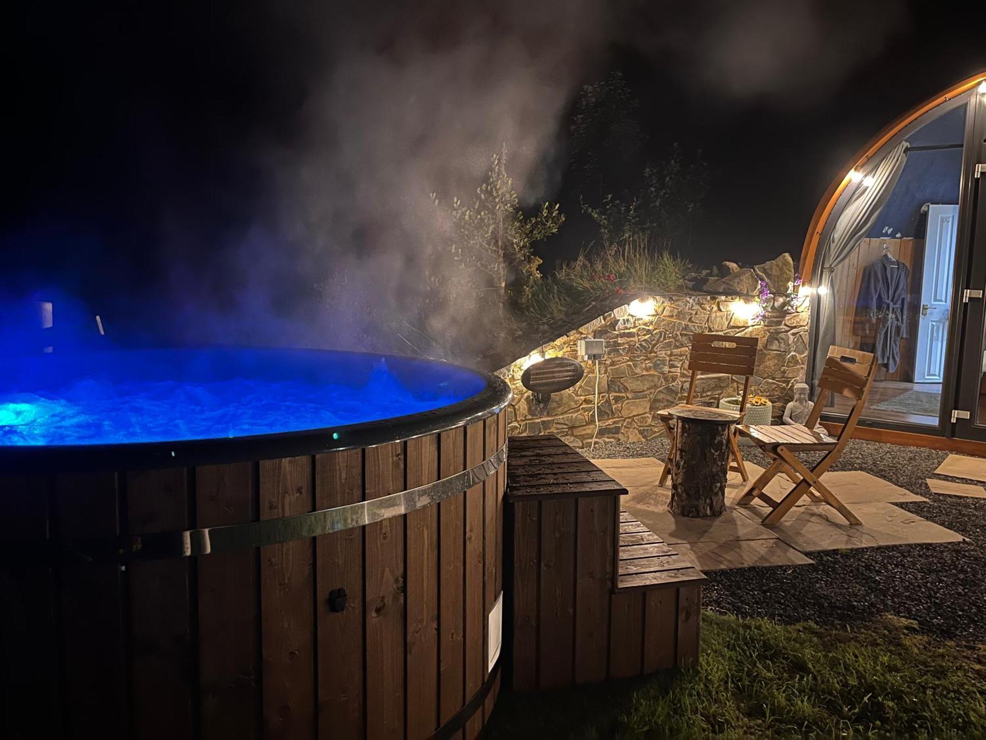 Hilltop Hideaway - Secluded Pod With Private Hot Tub 뉴리 외부 사진