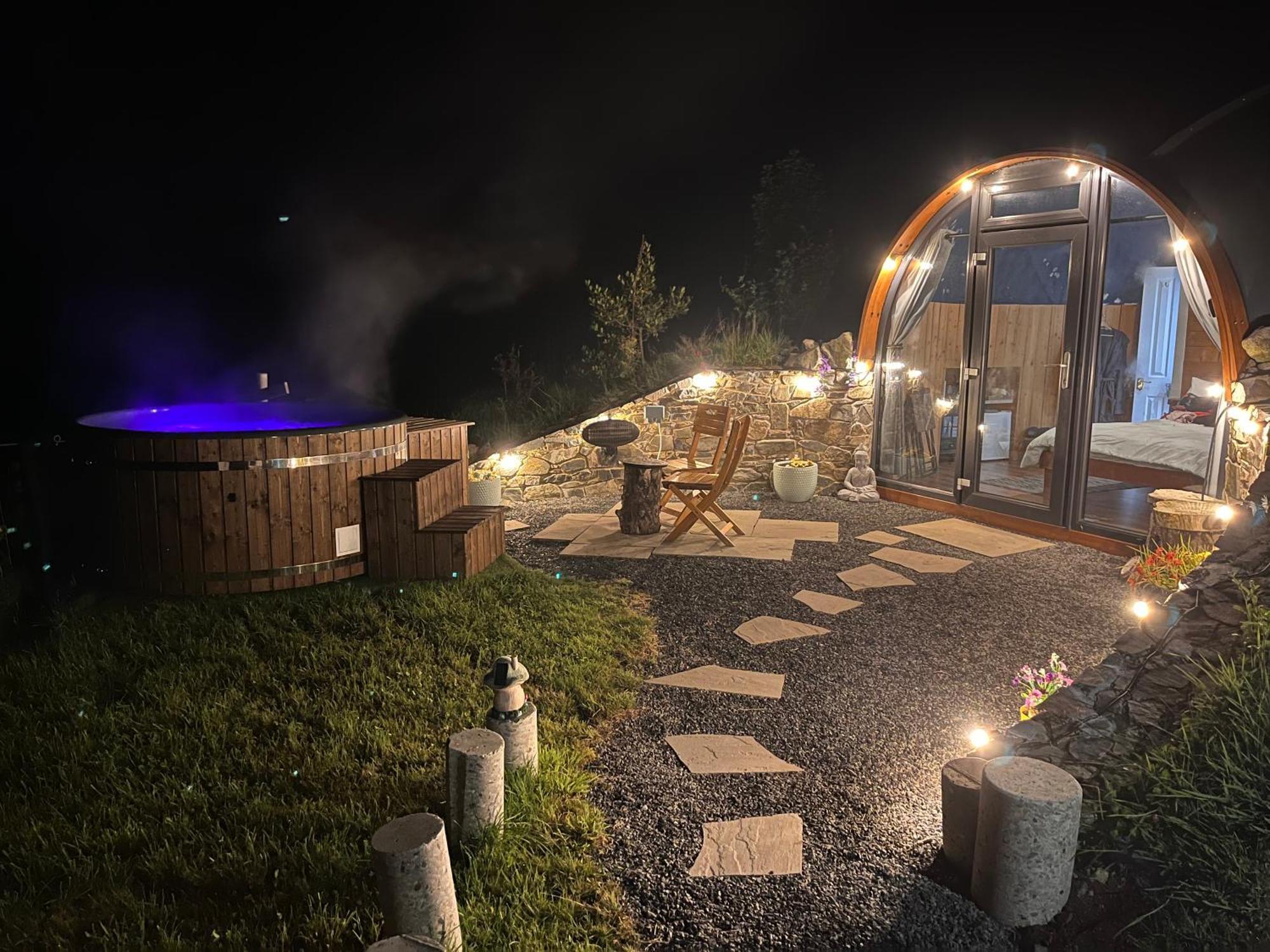 Hilltop Hideaway - Secluded Pod With Private Hot Tub 뉴리 외부 사진
